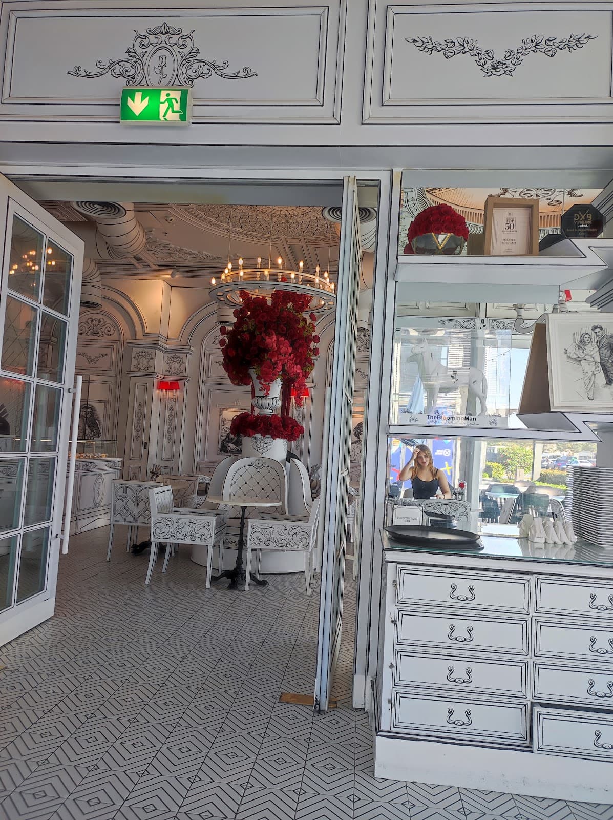 Forever Rose Cafe - Photo 5