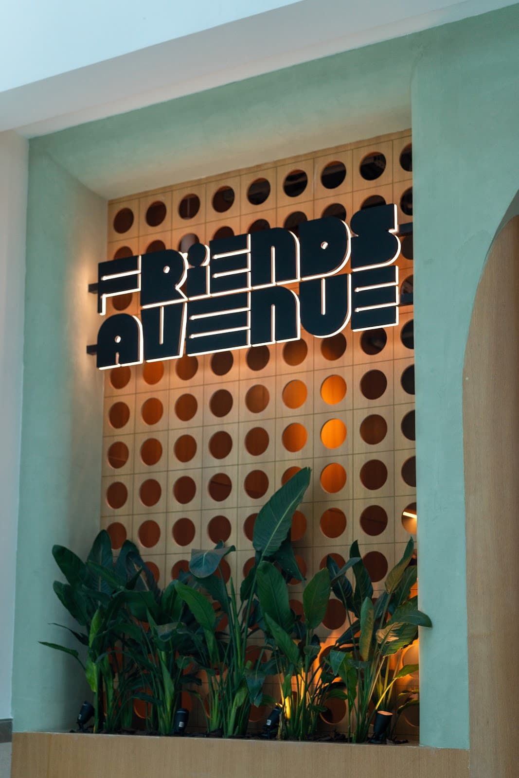 Friends Avenue Cafe 3