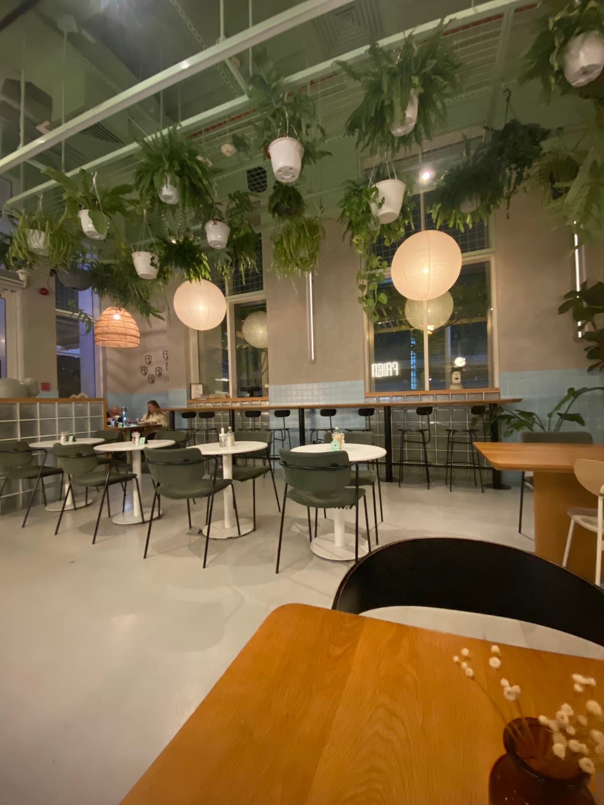 Friends Avenue Cafe - Photo 4